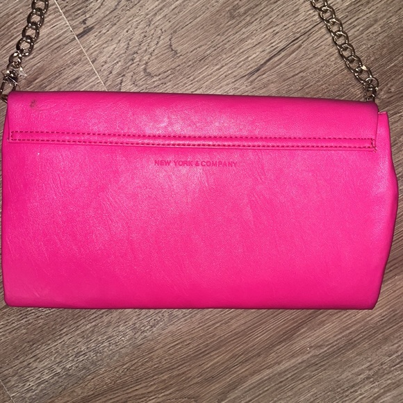Pink Fuschia New York and Company chain bag. - Picture 8 of 9